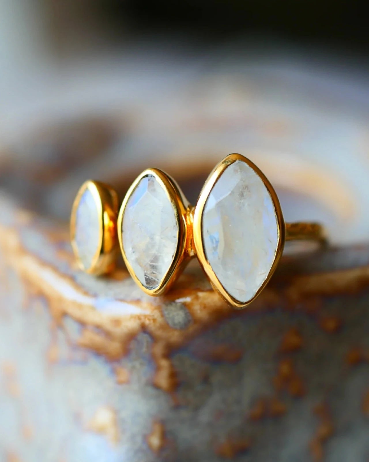 dina anello artigianale ottone placcato oro 18k 2 micron con tre pietre naturali - pietra di luna arcobaleno