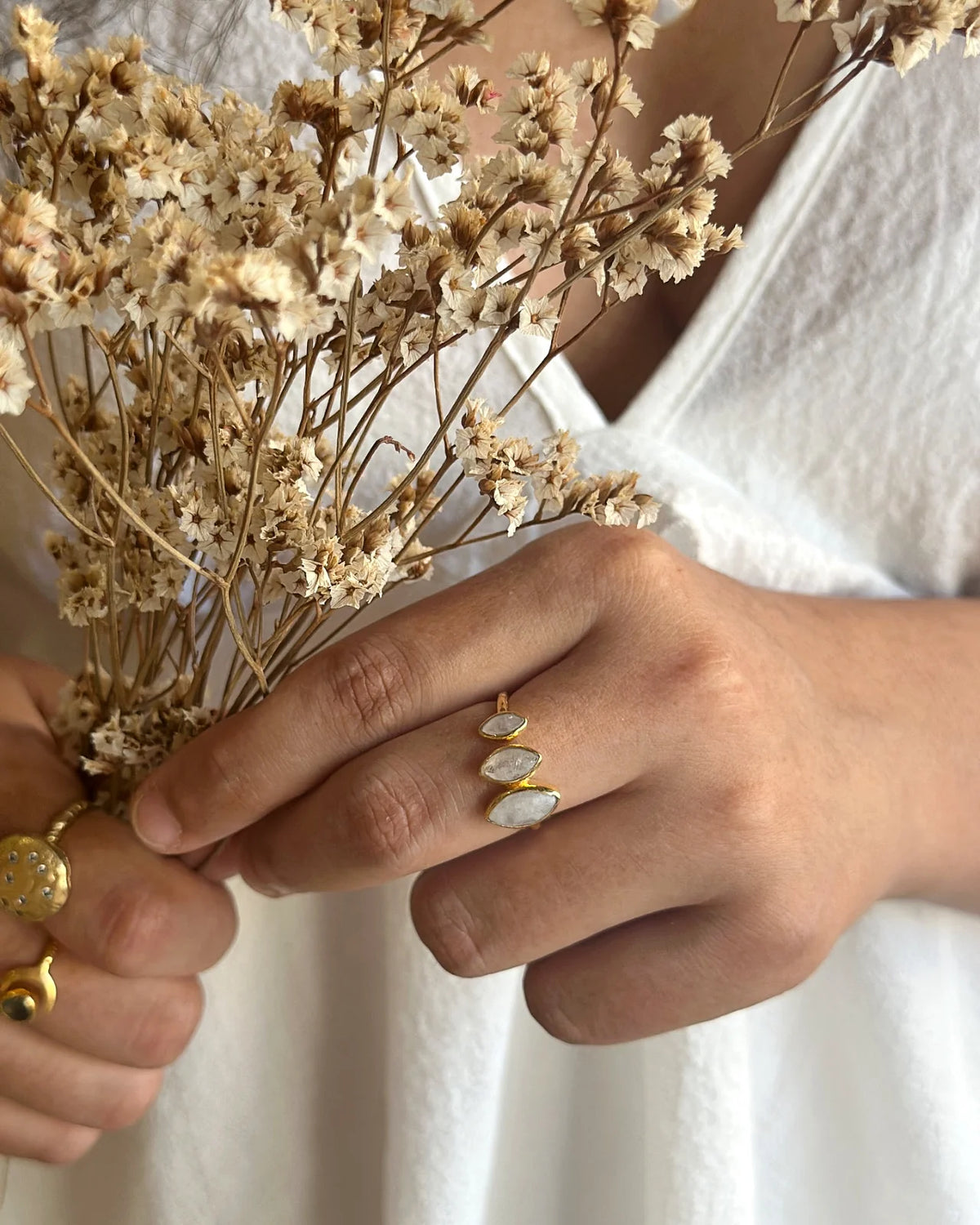 dina anello artigianale ottone placcato oro 18k 2 micron con tre pietre naturali - pietra di luna arcobaleno