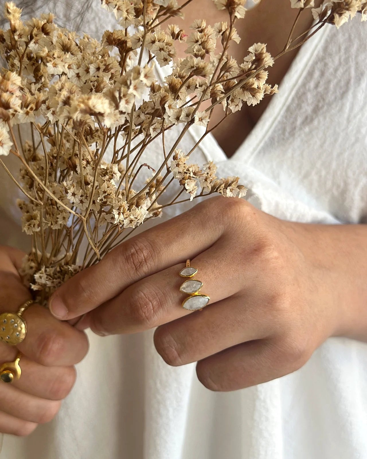 dina anello artigianale ottone placcato oro 18k 2 micron con tre pietre naturali - pietra di luna arcobaleno