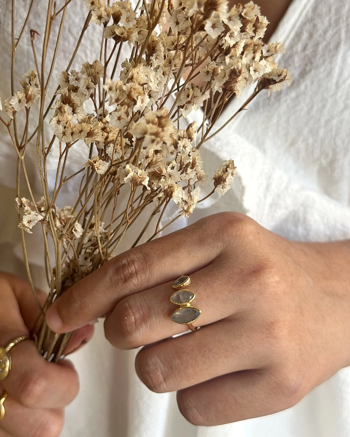 dina anello artigianale ottone placcato oro 18k 2 micron con tre pietre naturali labradorite