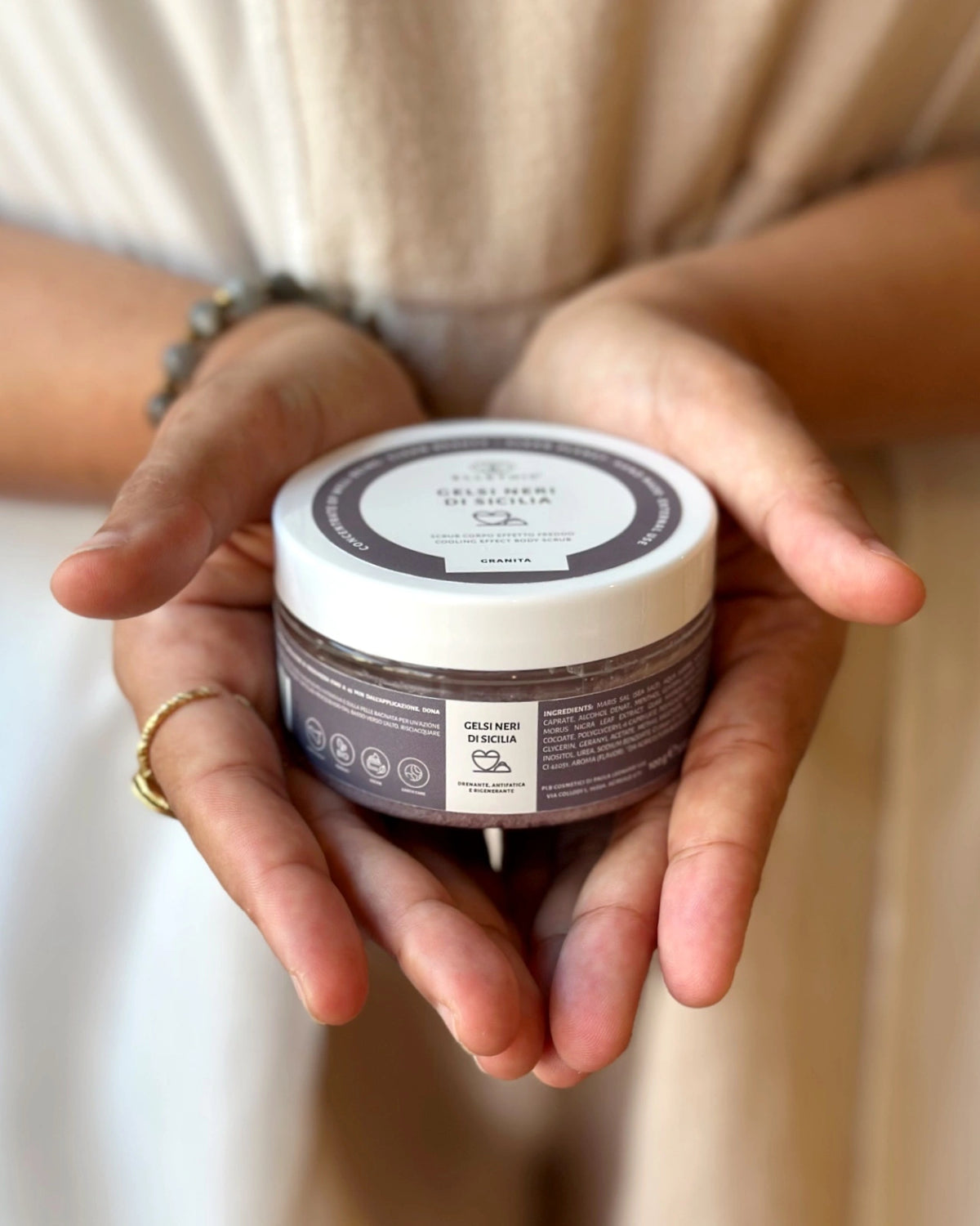 scrub ai gelsi neri 100 gr - esfoliante bio - granita corpo drenante - iosonolaluce - roma