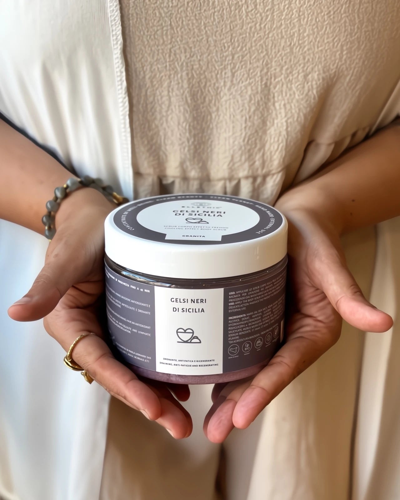 scrub ai gelsi neri 500 gr - esfoliante bio - granita corpo drenante - iosonolaluce - roma