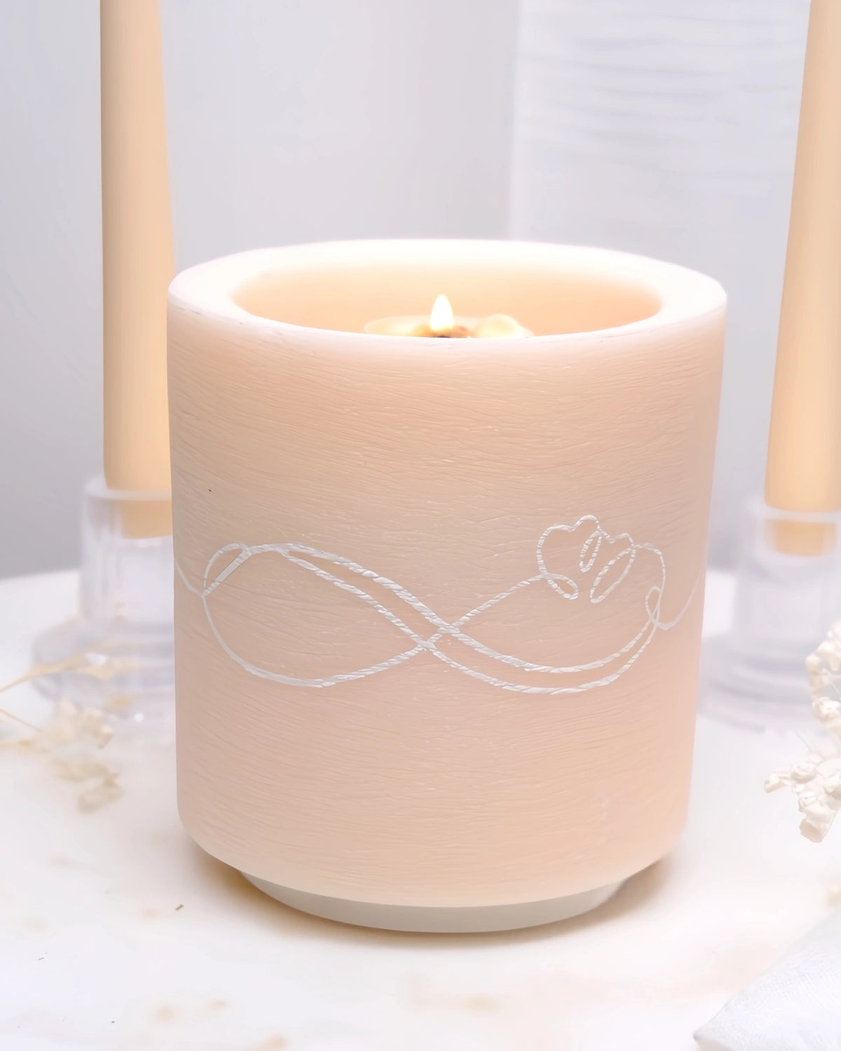 simbolo infinito inciso a mano con cuori sul vaso di cera