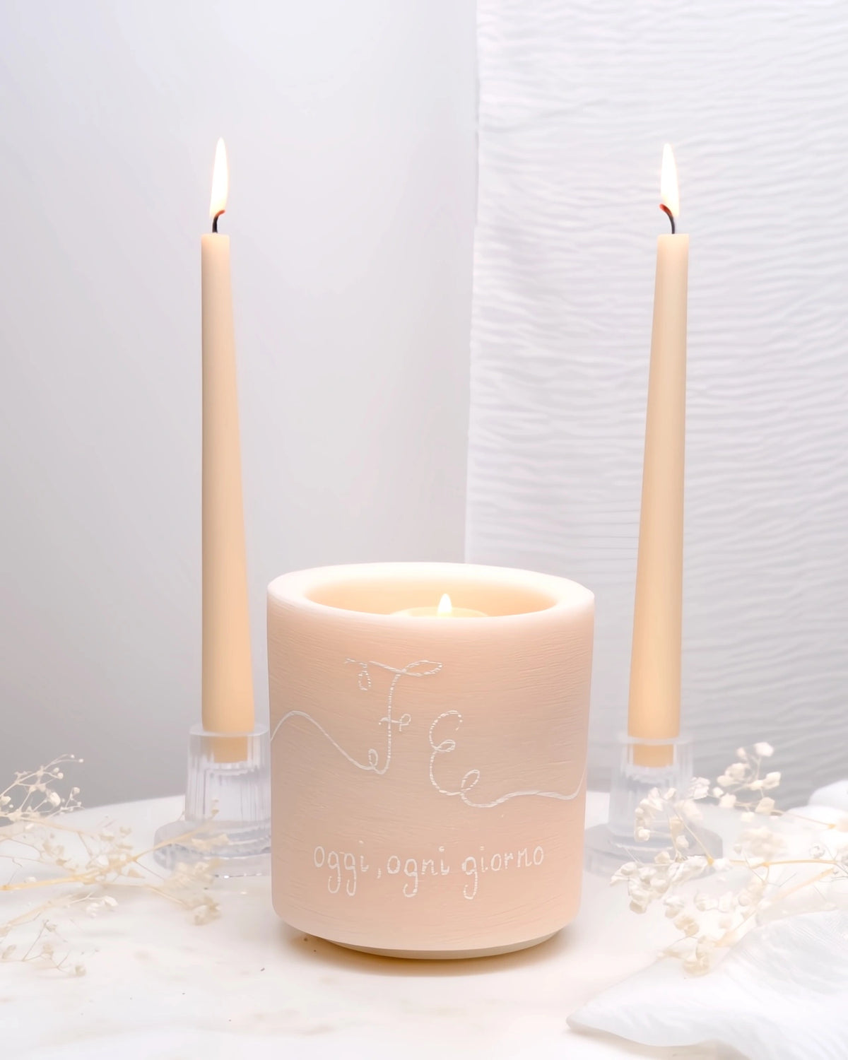 vaso in cera artigianale inciso a mano con frase poetica per il rito della luce 