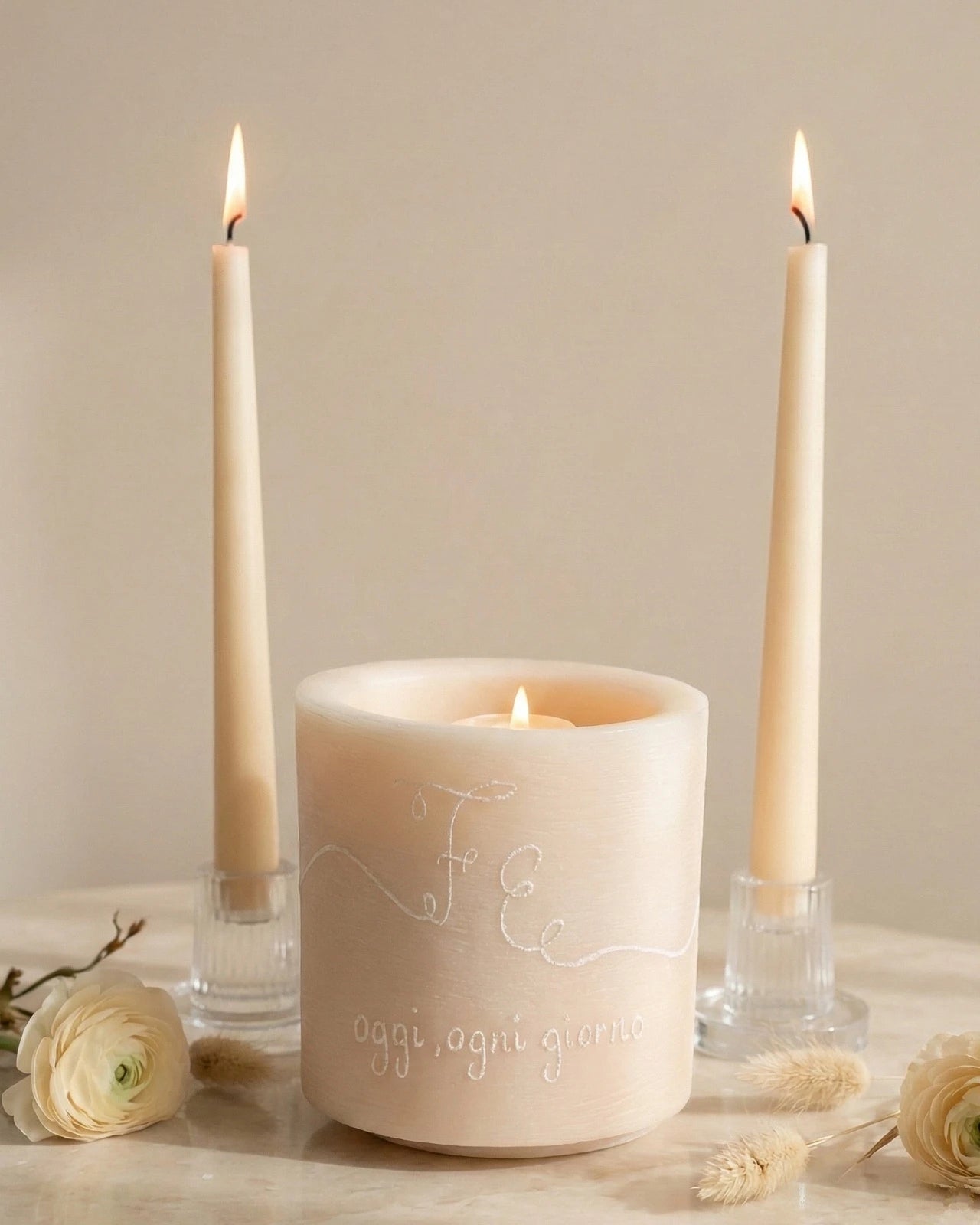 vaso eterno inciso e due candele a stelo accese su base in vetro: rito della luce