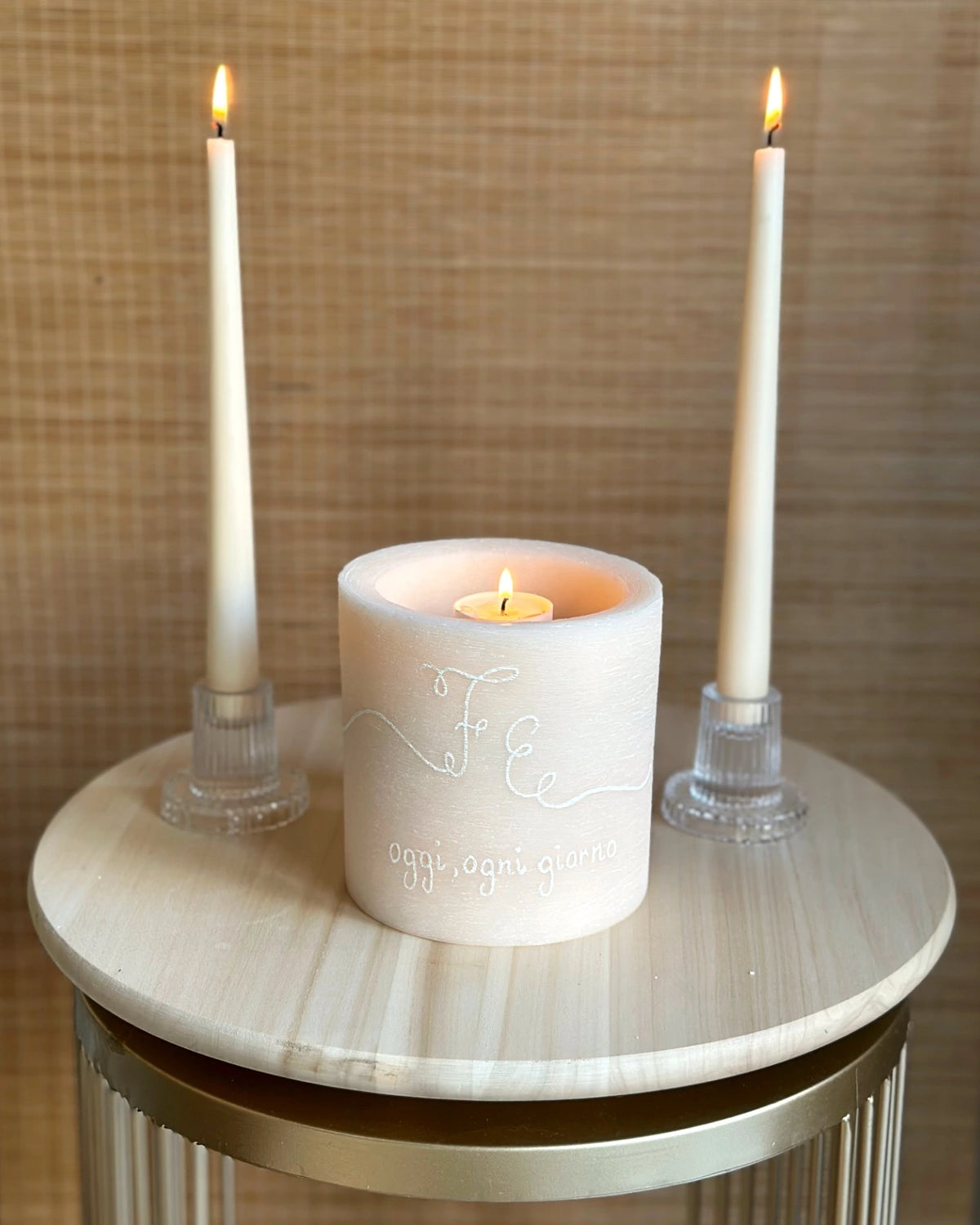 vaso eterno inciso e due candele a stelo accese su base in vetro: rito della luce