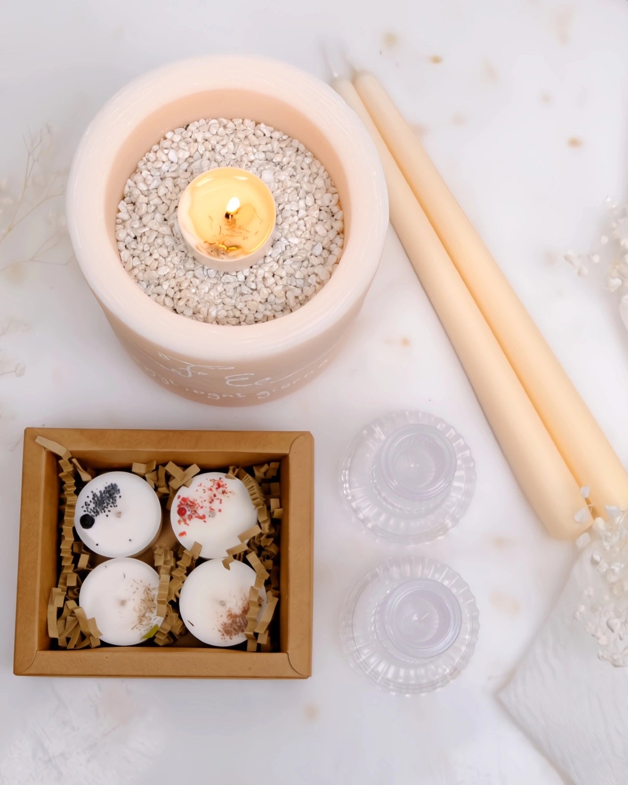 vaso eterno con tealight accesa, portacandele in vetro, candele a stelo e scatola con 4 tealight botaniche 