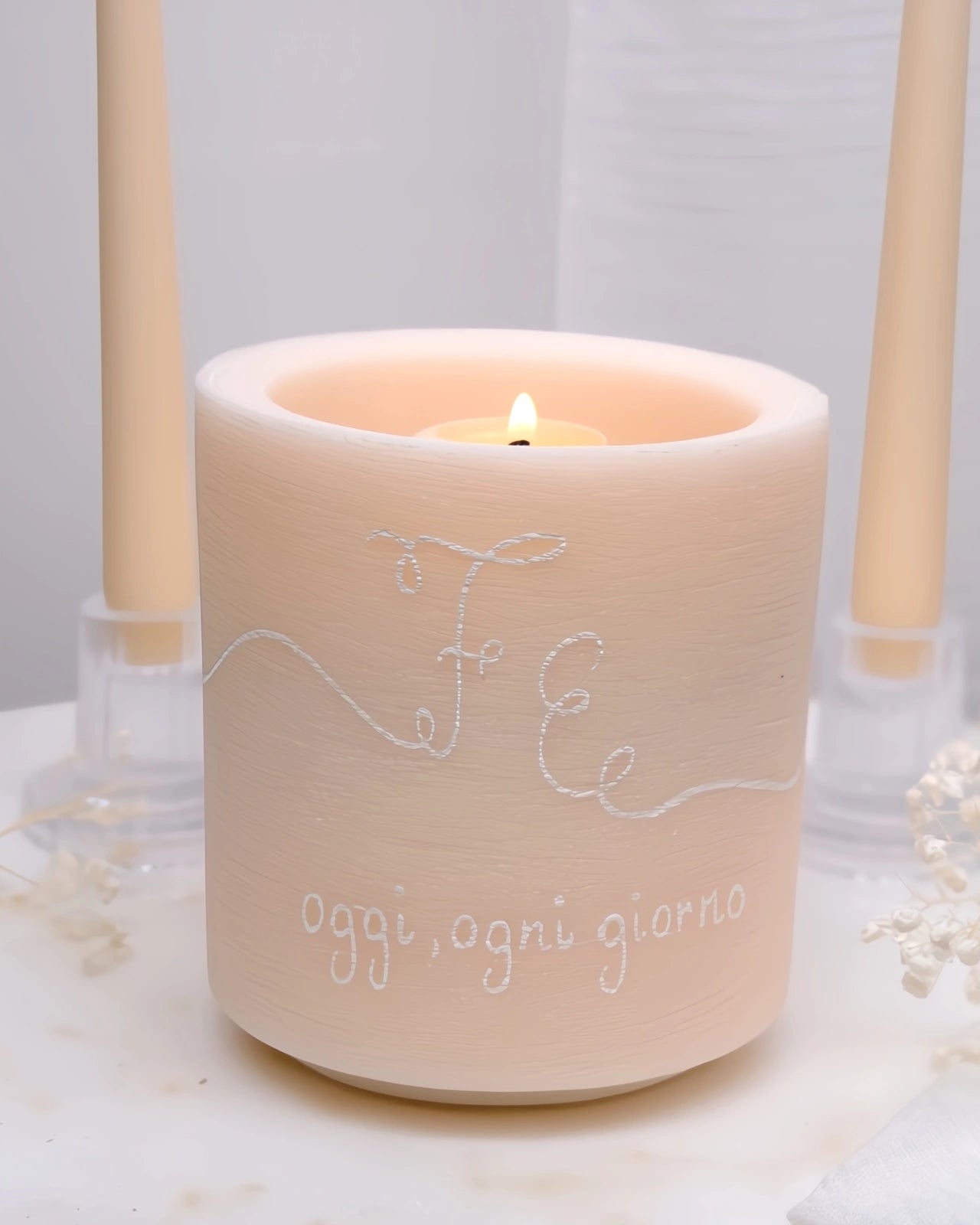 iniziali e frase simbolica incise a mano sul vaso di cera 