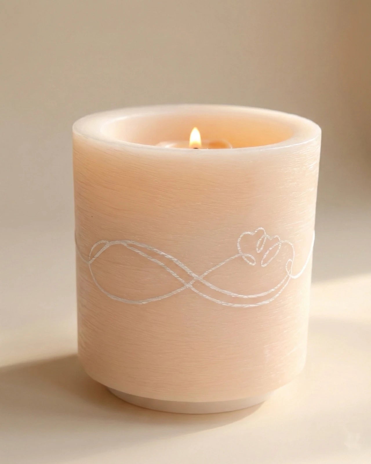 simbolo infinito inciso a mano con cuori sul vaso di cera