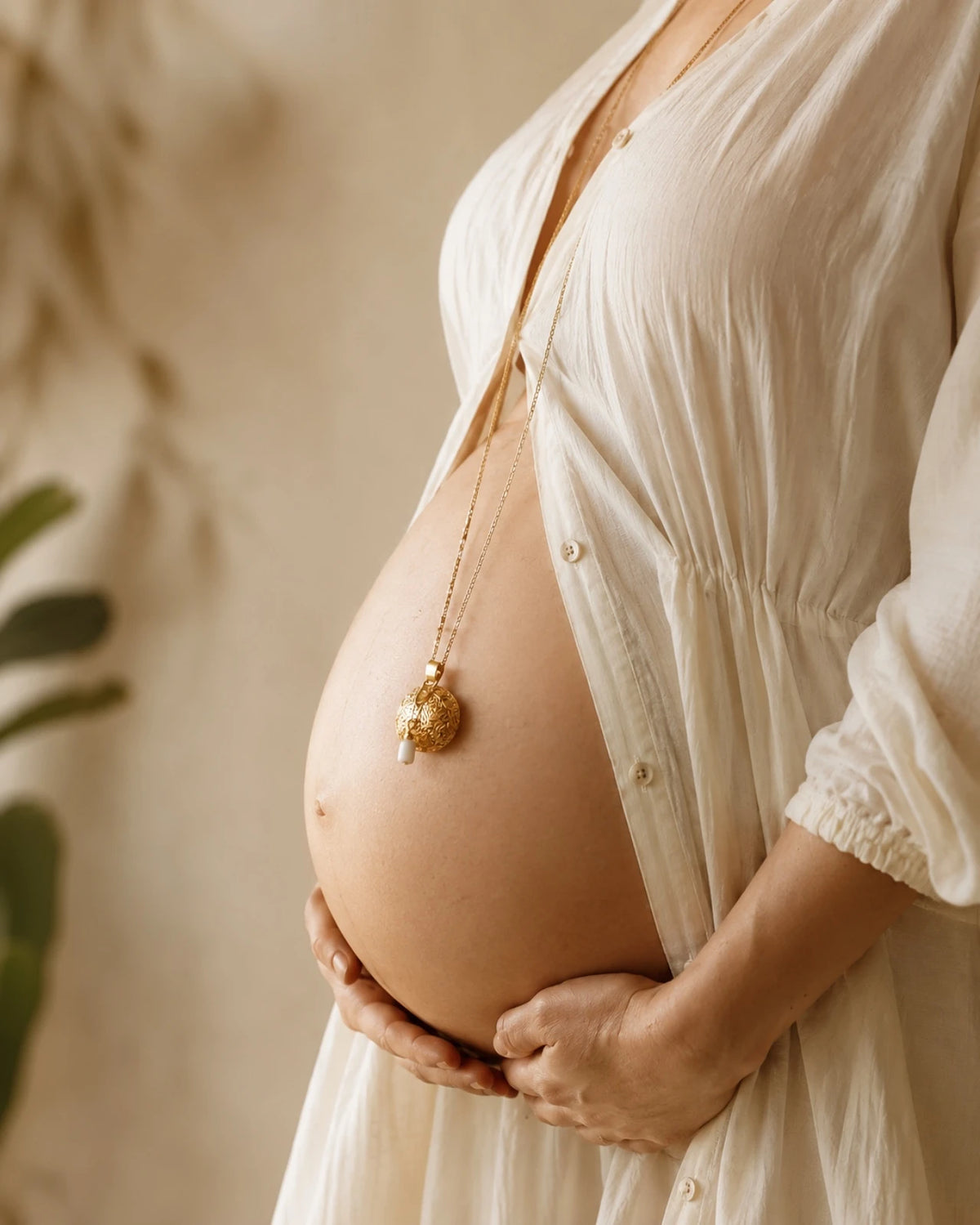 Collana Chiama Angeli, in acciaio placcato oro, realizzata artigianalmente in Francia, con pietra di luna e ciondolo Bola con mandala inciso