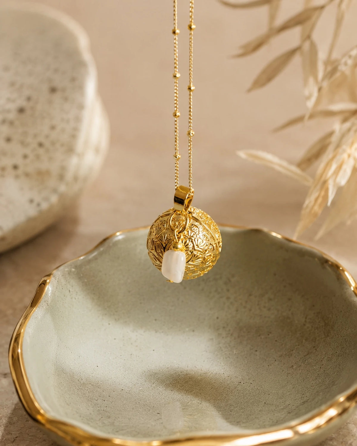 Collana Chiama Angeli, in acciaio placcato oro, realizzata artigianalmente in Francia, con pietra di luna e ciondolo Bola con mandala inciso