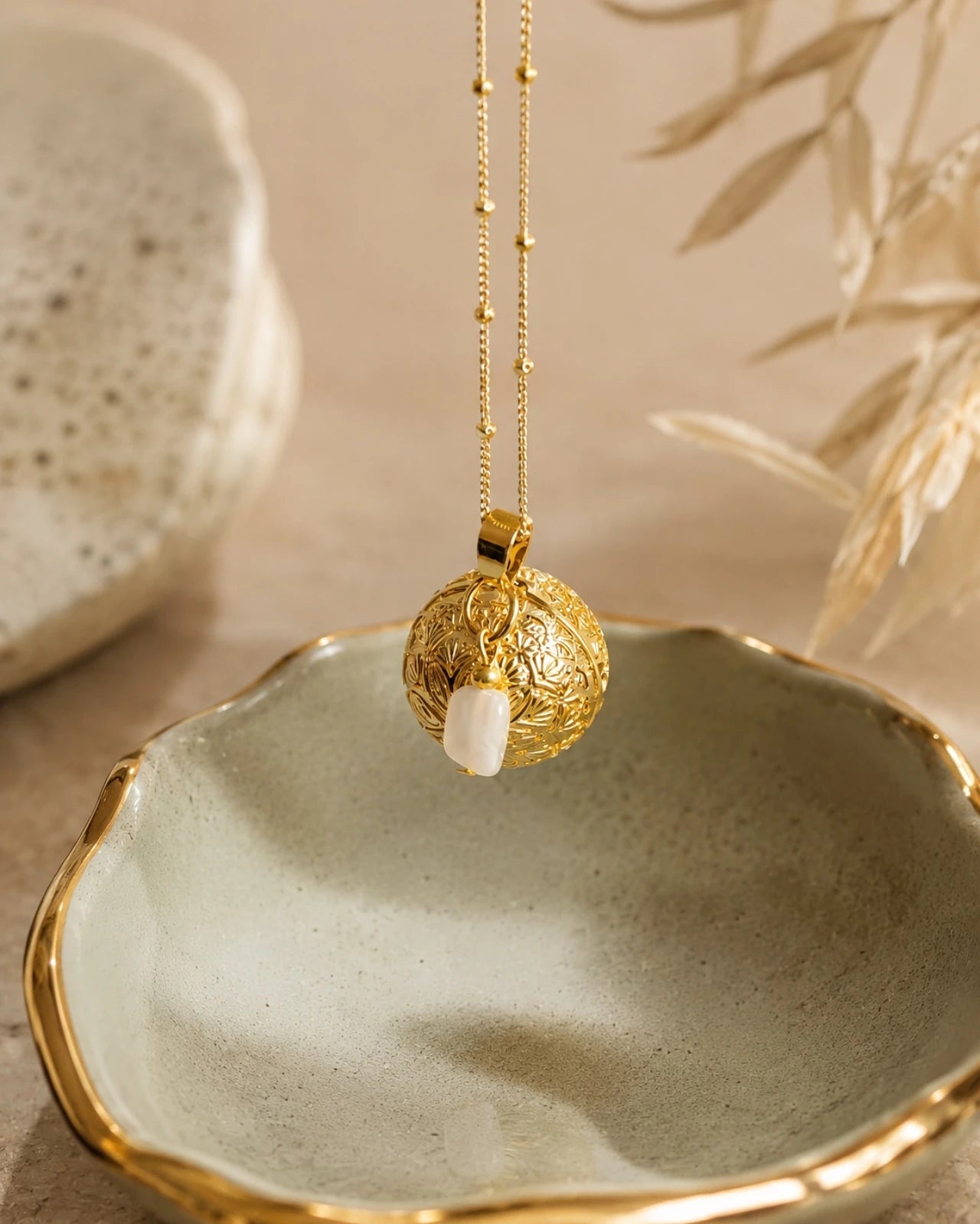 Collana Chiama Angeli, in acciaio placcato oro, realizzata artigianalmente in Francia, con pietra di luna e ciondolo Bola con mandala inciso