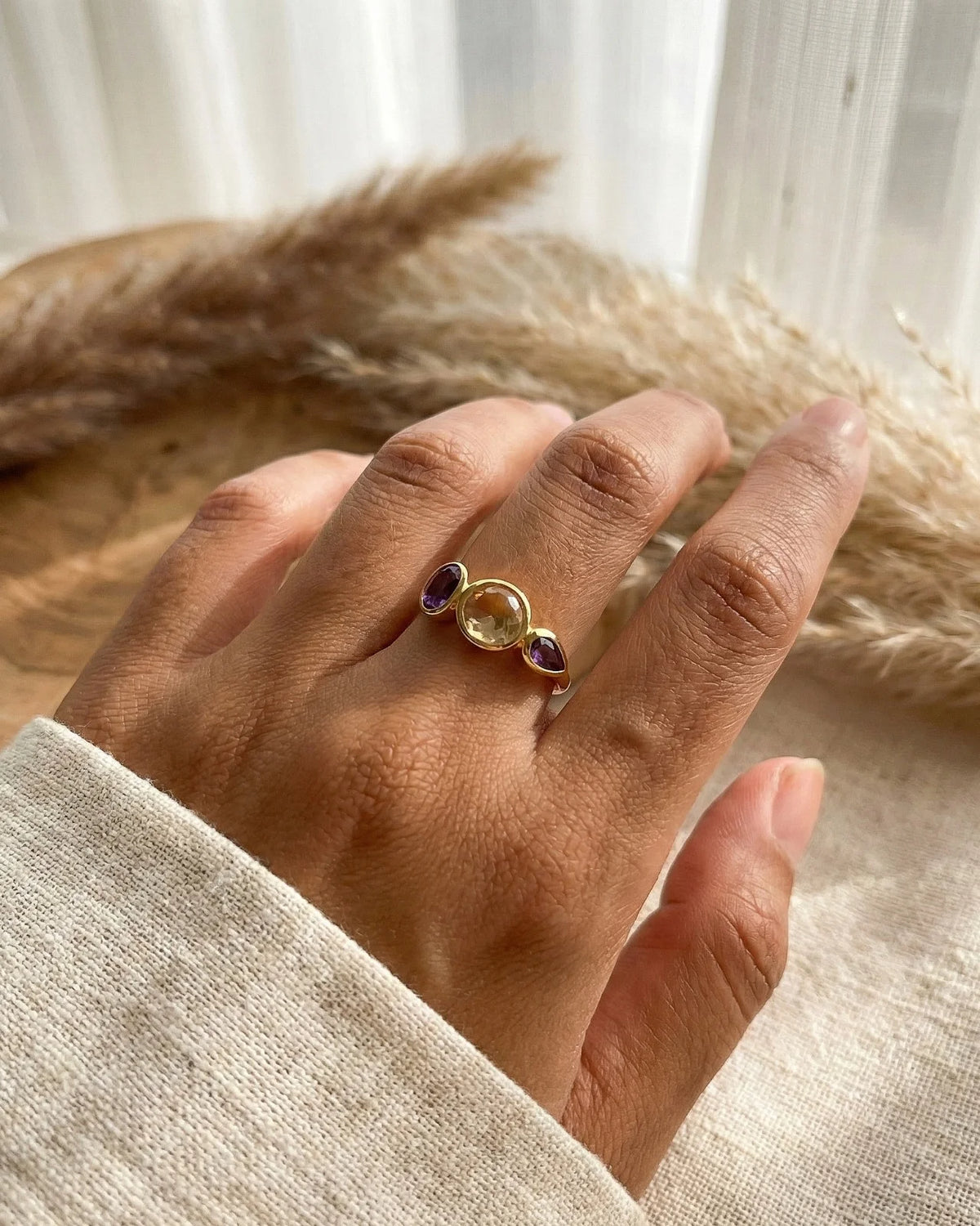 Anello Eudora indossato, gioiello regolabile con pietre naturali citrino ametista | Roma