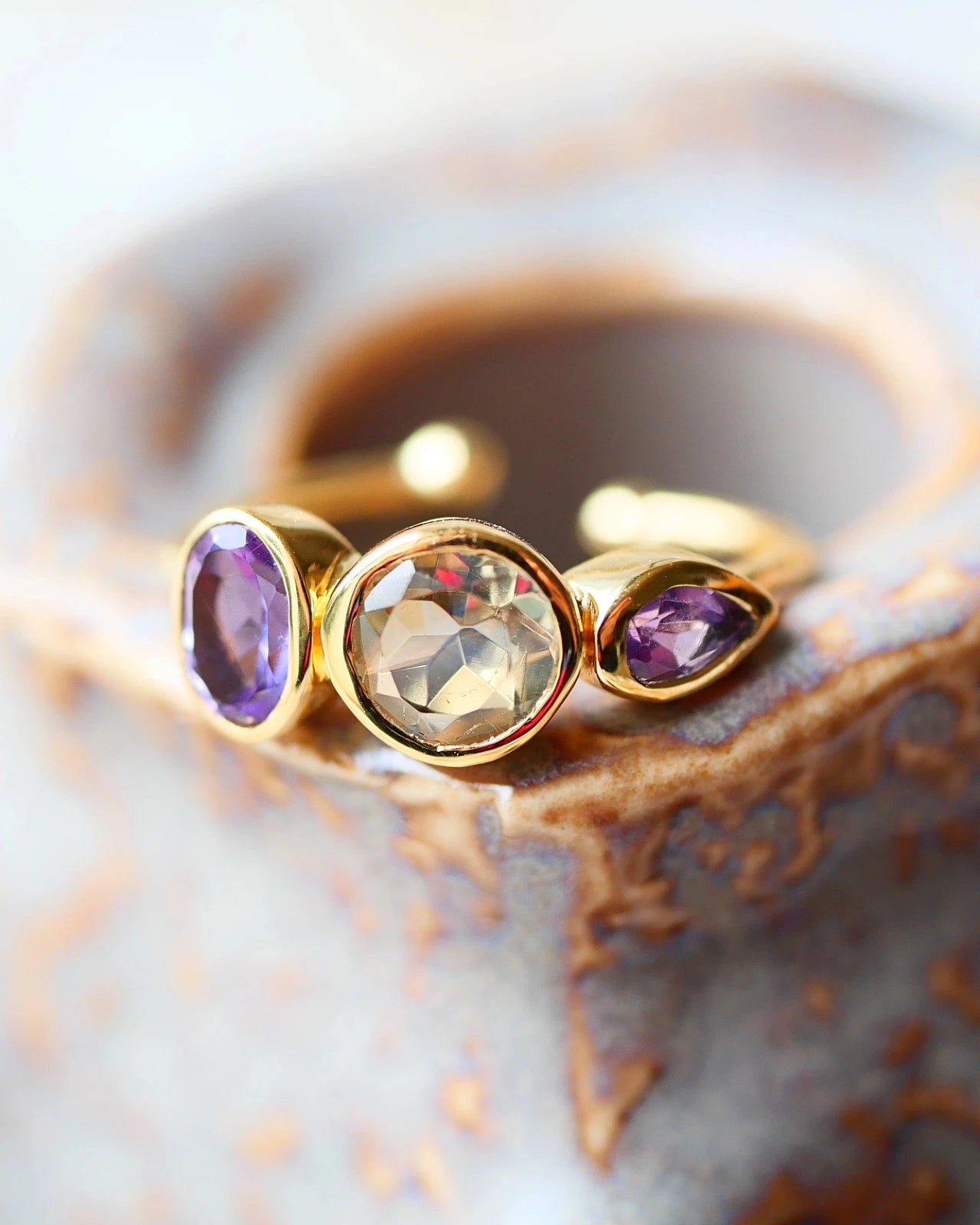 Dettaglio citrino e ametiste naturali anello Eudora, pietre non trattate qualità AAA | Roma