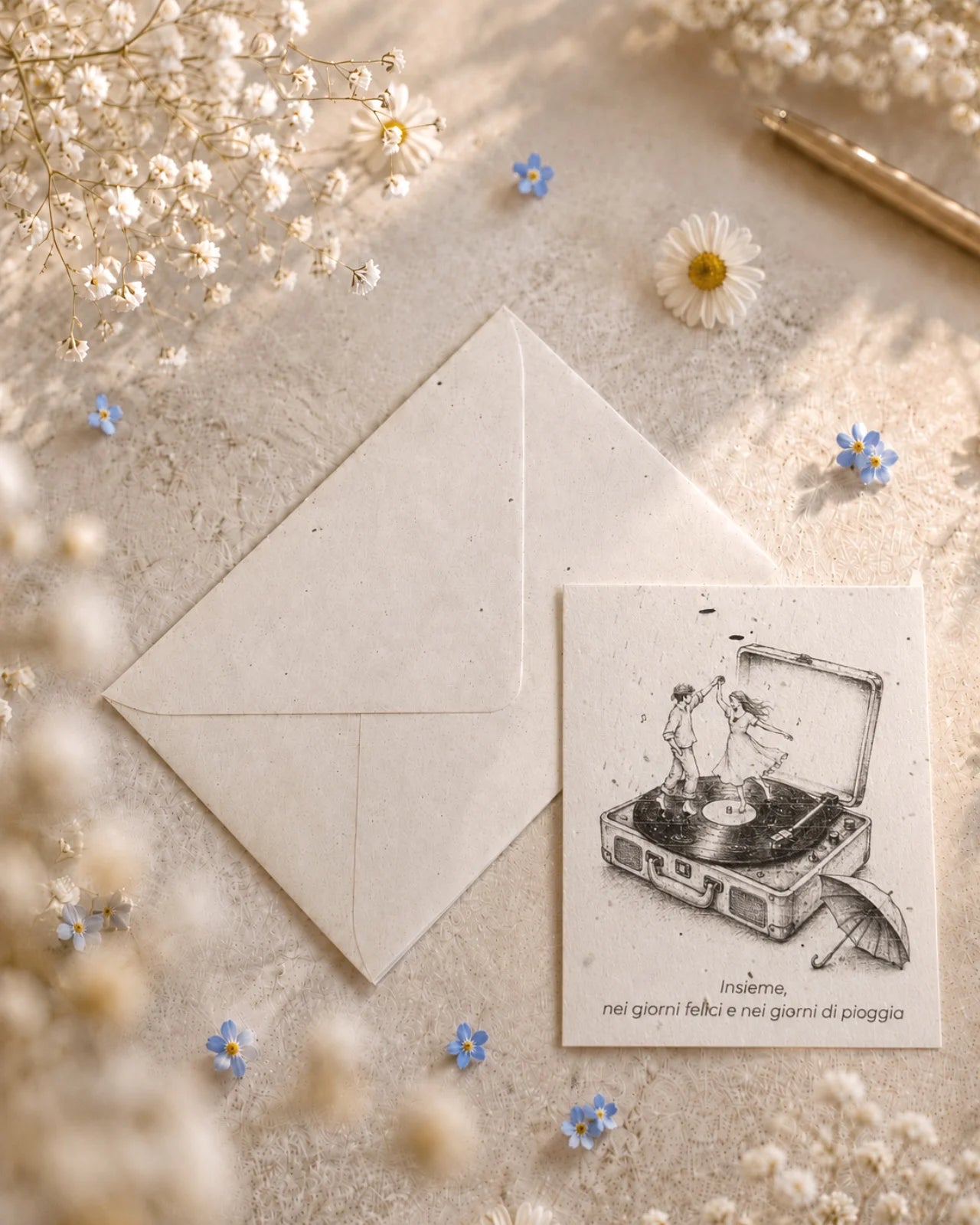 bigliettino auguri con illustrazione disegno poetico bianco e nero su carta artigianale arricchita con semi di fiori di campo ( margherite, papavero e non-ti-scordar-di-me ) con bustina | Per amore: insieme, nei giorni felici e nei giorni di pioggia 
