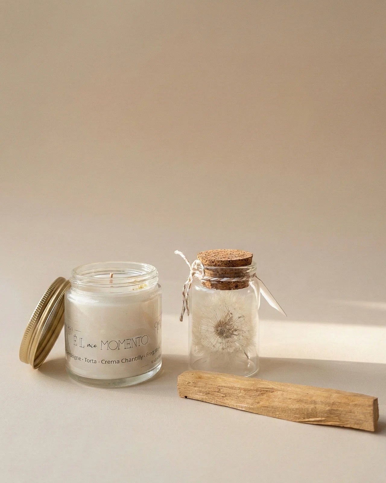 Gift box per celebrare occasioni speciali: candela profumata cera di soia, fiore dei desideri ( soffione dandelion dente di leone ) e palo santo | é il mio momento