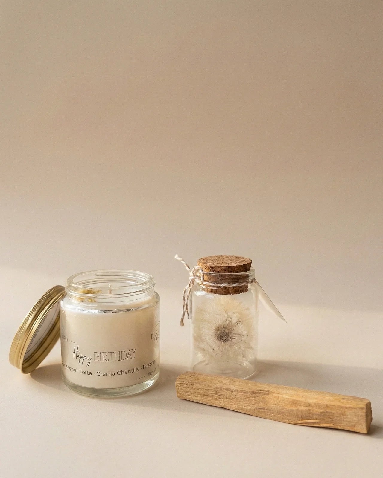 Gift box per celebrare occasioni speciali: candela profumata cera di soia, fiore dei desideri ( soffione dandelion dente di leone ) e palo santo | Happy Birthday