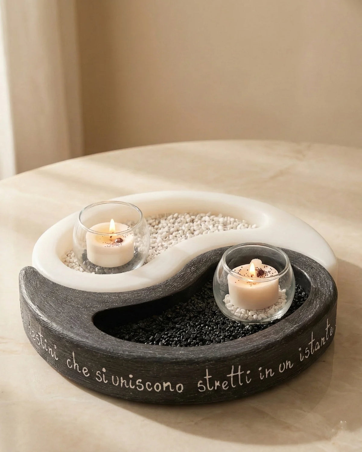 Box di cera Tao artigianale bianco e nero candela ispirata allo Yin e Yang con dedica incisa personalizzata - Io Sono La Luce Roma