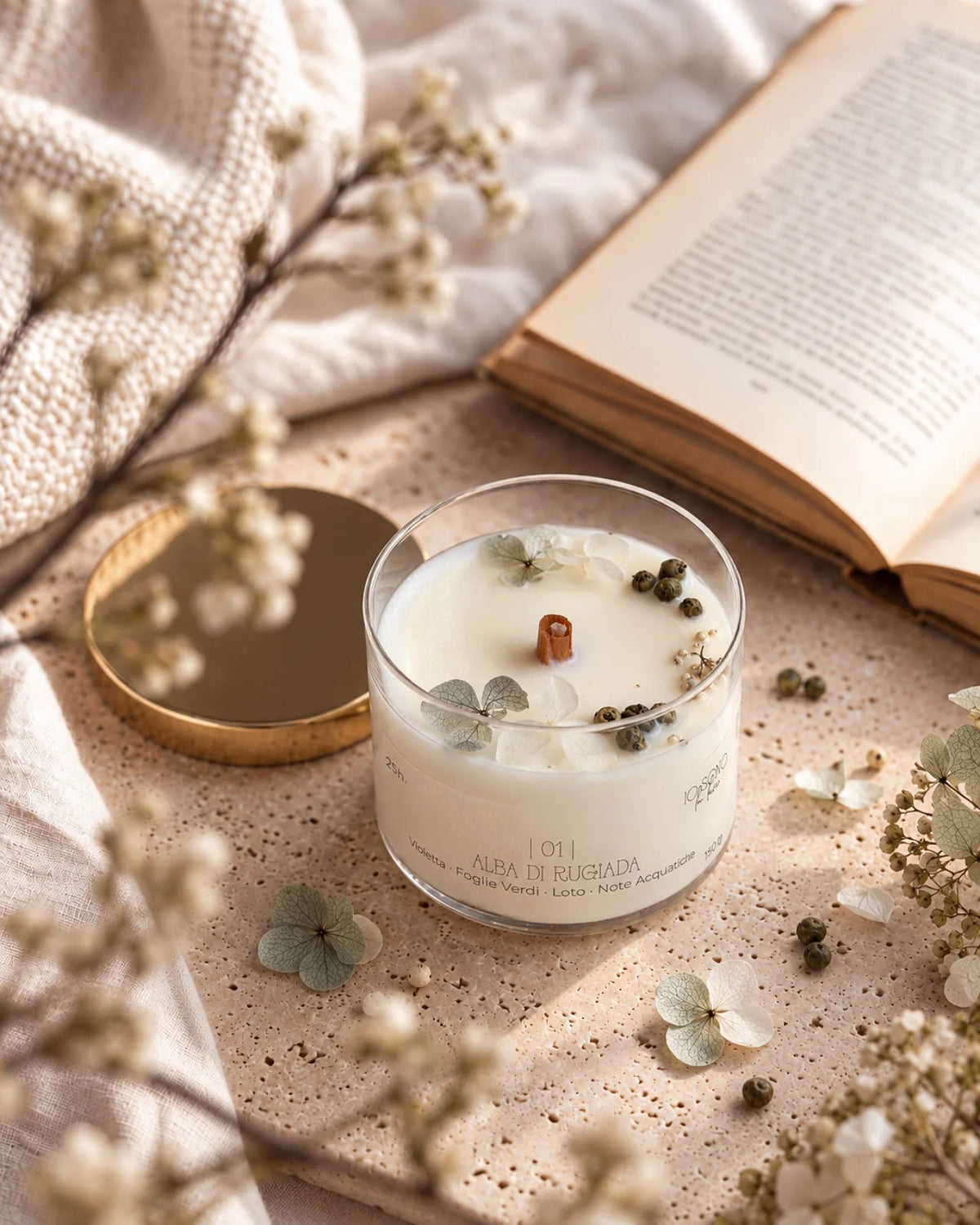 Candela profumata artigianale botanica di cera di soia in contenitore di vetro con stoppino di legno crepitante e composizione di petali e fiori essiccati | profumo violetta, foglie verdi, loto, note acquatiche
