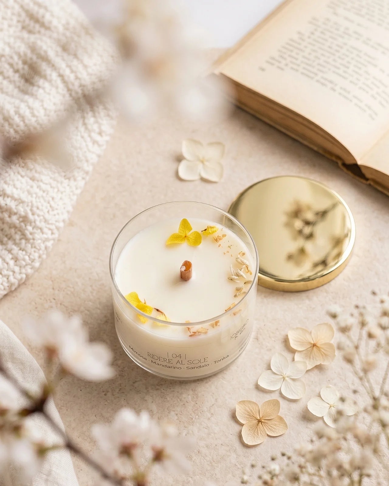 Candela profumata artigianale botanica di cera di soia in contenitore di vetro con stoppino di legno crepitante e composizione di petali e fiori essiccati
