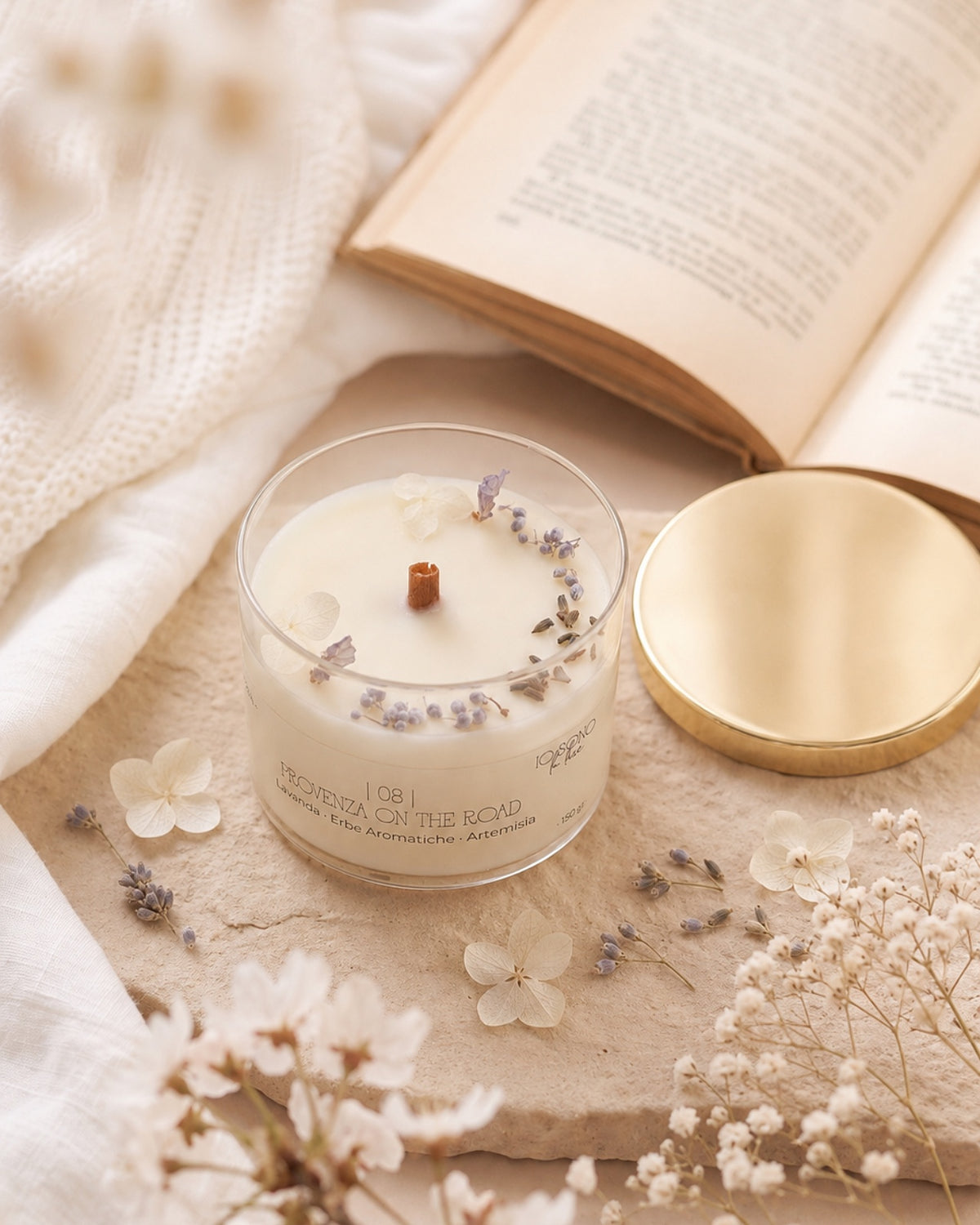 Candela profumata artigianale botanica di cera di soia in contenitore di vetro con stoppino di legno crepitante e composizione di petali e fiori essiccati | profumo lavanda, erbe aromatiche, artemisia