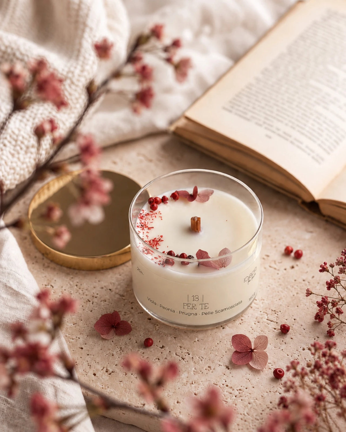 Candela profumata artigianale botanica di cera di soia in contenitore di vetro con stoppino di legno crepitante e composizione di petali e fiori essiccati | profumo viola, peonia, prugna, pelle scamosciata