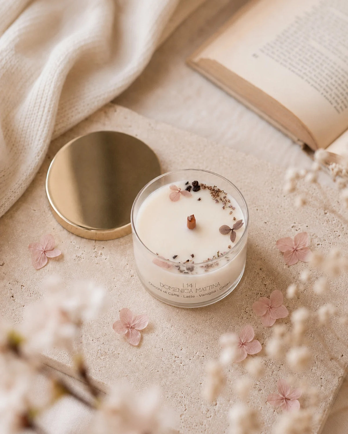 Candela profumata artigianale botanica di cera di soia in contenitore di vetro con stoppino di legno crepitante e composizione di petali e fiori essiccati | profumo chicchi di caffè, latte, vaniglia, cacao