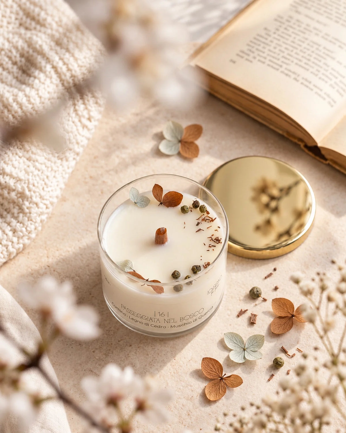 Candela profumata artigianale botanica di cera di soia in contenitore di vetro con stoppino di legno crepitante e composizione di petali e fiori essiccati | profumo cumino, legno di cedro, muschio di quercia