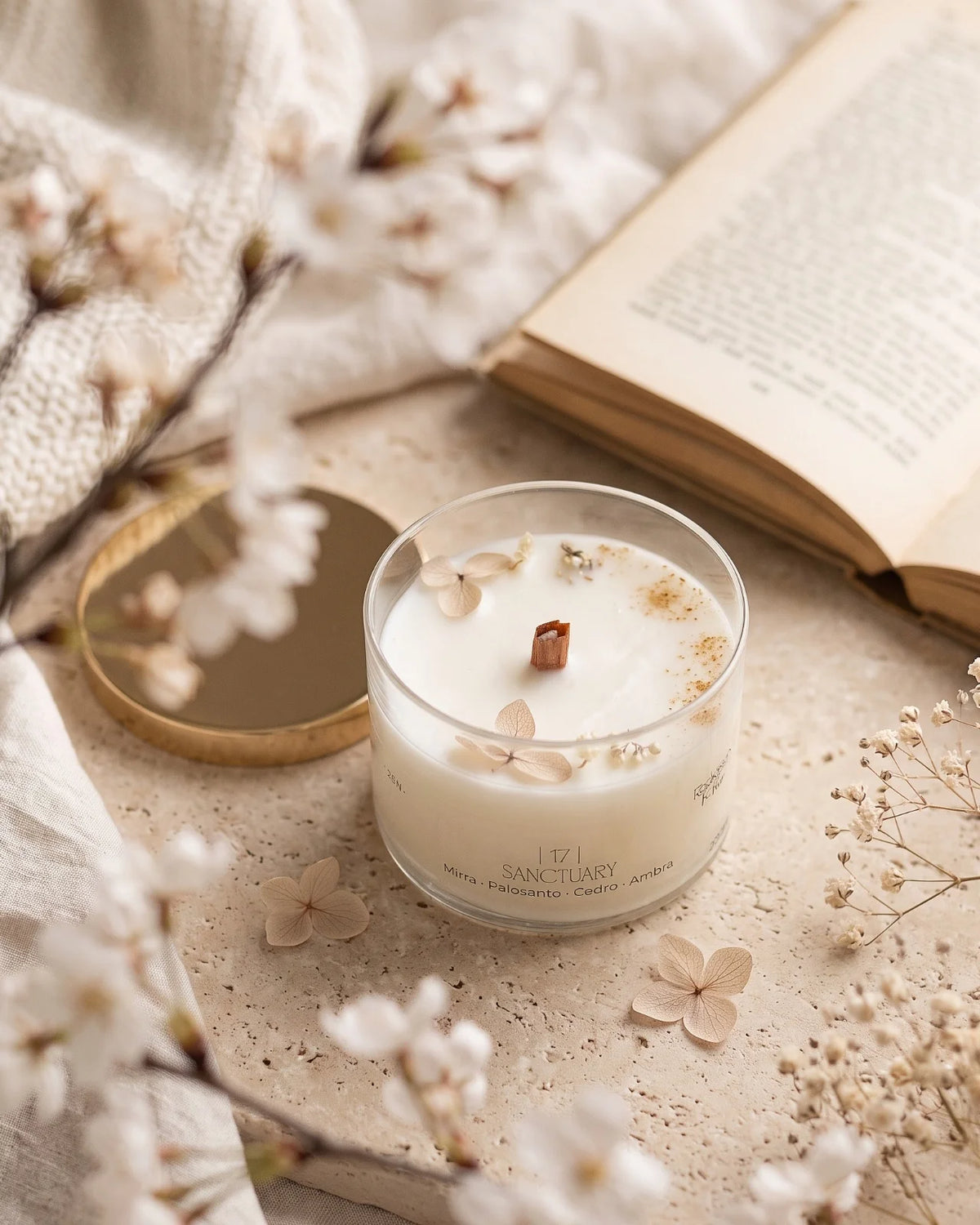 Candela profumata artigianale botanica di cera di soia in contenitore di vetro con stoppino di legno crepitante e composizione di petali e fiori essiccati | profumo mirra, palo santo, cedro, ambra