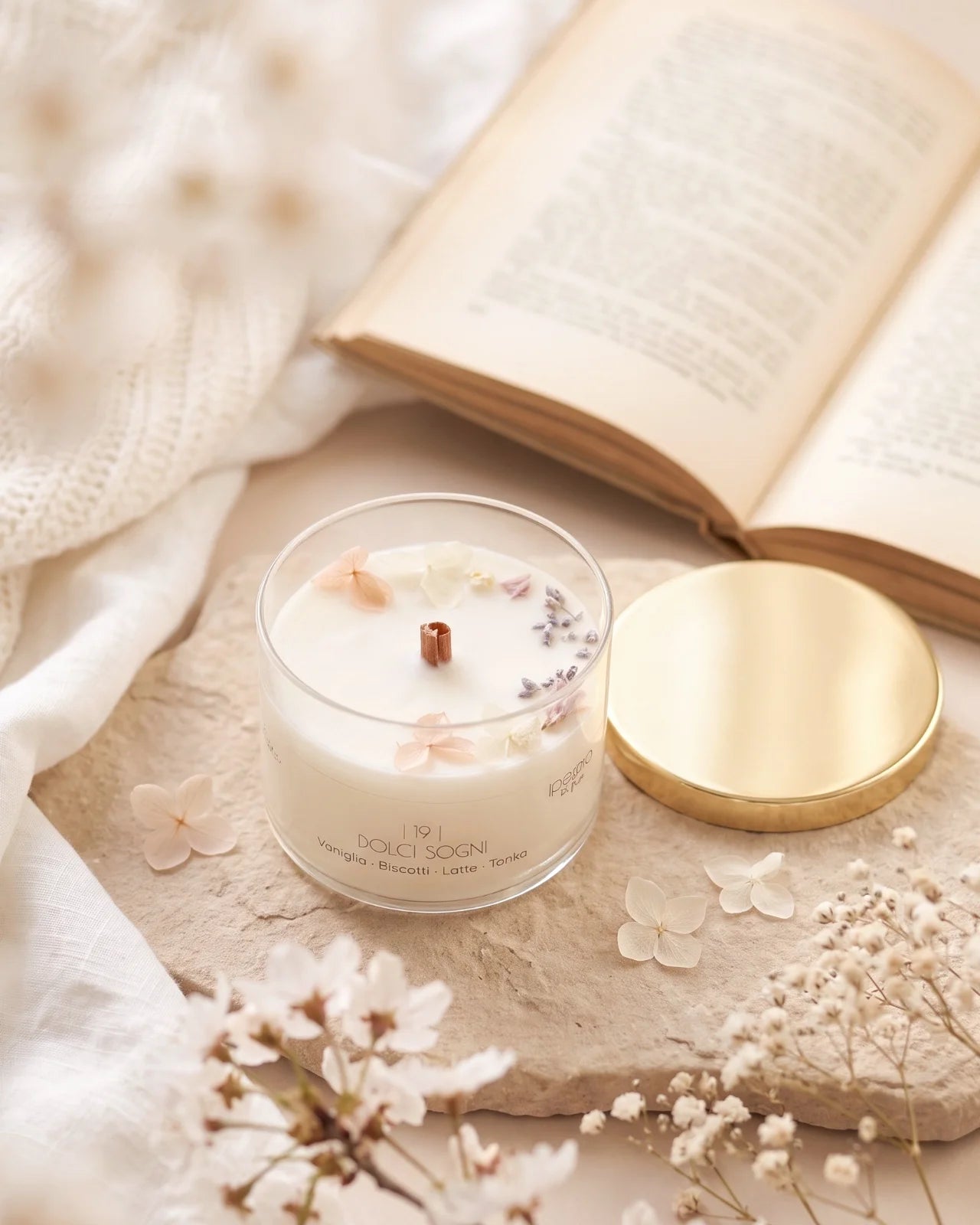 Candela profumata artigianale botanica di cera di soia in contenitore di vetro con stoppino di legno crepitante e composizione di petali e fiori essiccati | profumo vaniglia, biscotti, latte, tonka