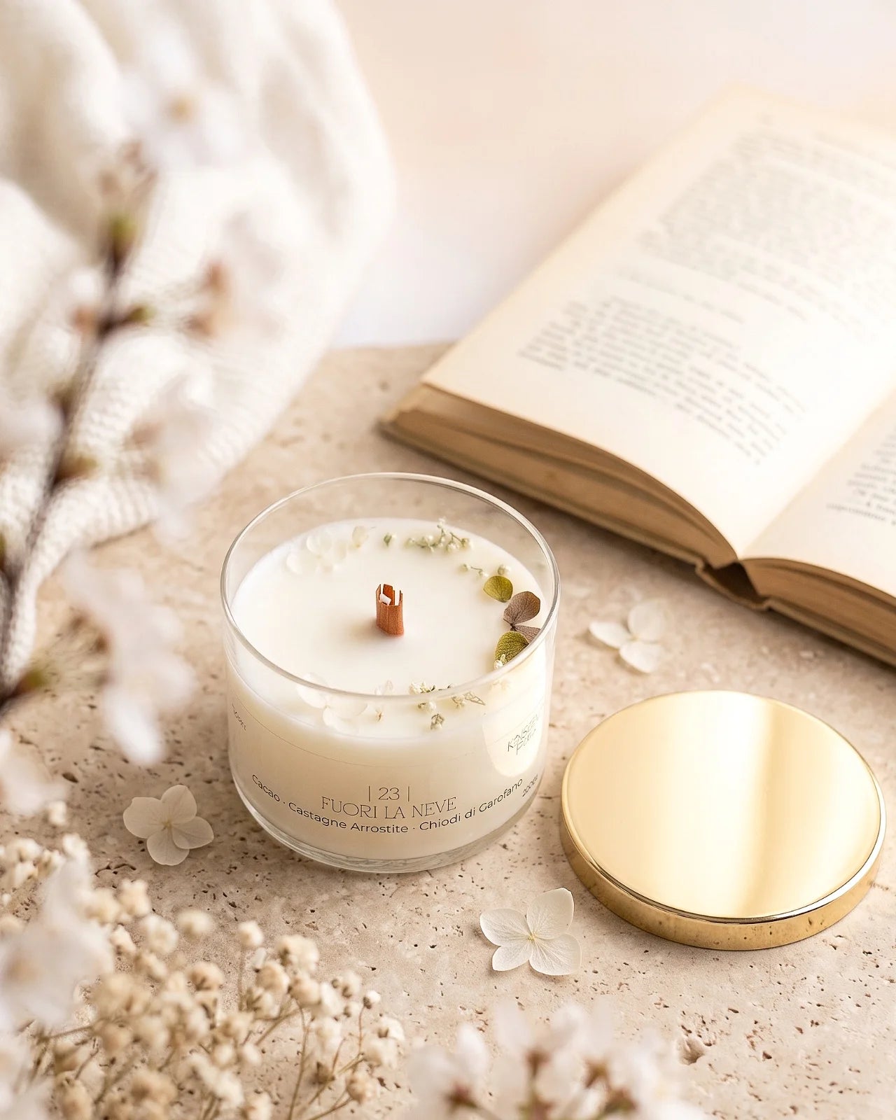 Candela profumata artigianale botanica di cera di soia in contenitore di vetro con stoppino di legno crepitante e composizione di petali e fiori essiccati | profumo castagne arrostite, cacao, chiodi di garofano