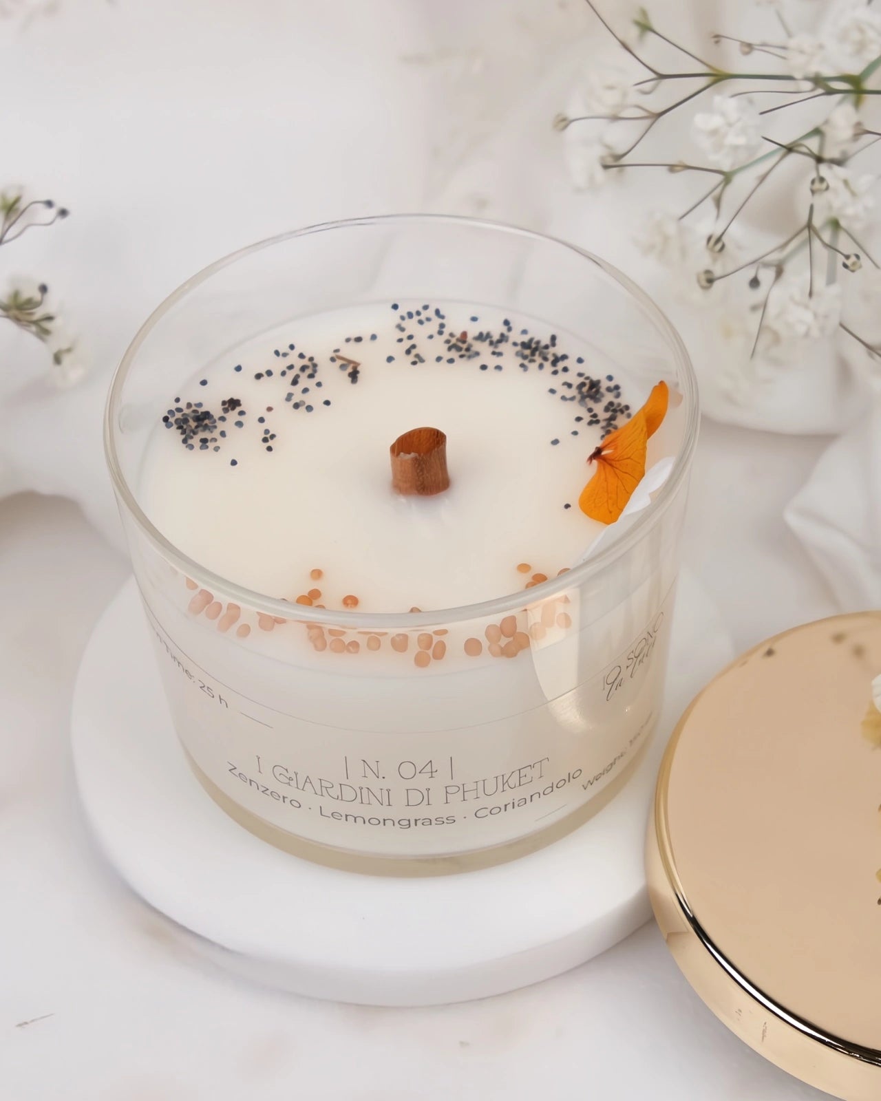Candela Hygge - candele botaniche profumate in cera di soia con stoppino di legno crepitante come un camino - profumo di zenzero, lemongrass e agrumi orientali