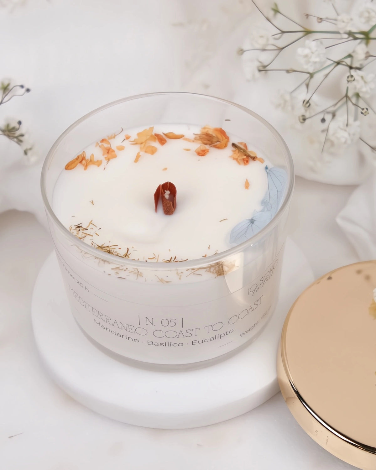 Candela Hygge - candele botaniche profumate in cera di soia con stoppino di legno crepitante come un camino - profumo di costa del mediterraneo, basilico, eucalipto e mandarino