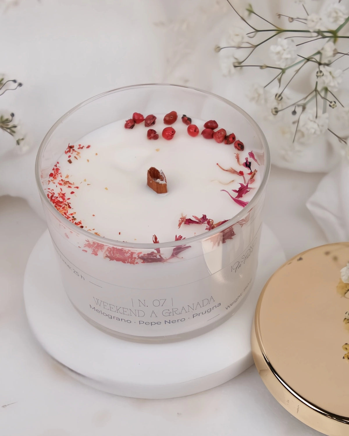 Candela Hygge - candele botaniche profumate in cera di soia con stoppino di legno crepitante come un camino - profumo di melograno