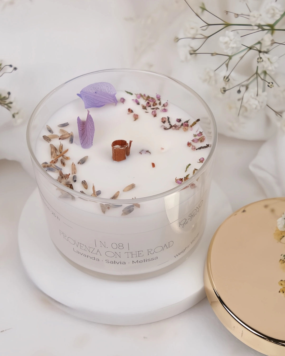 Candela Hygge - candele botaniche profumate in cera di soia con stoppino di legno crepitante come un camino - profumo di salvia, lavanda e Provenza 