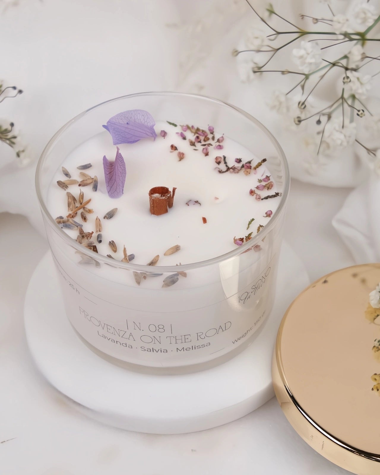 Candela Hygge - candele botaniche profumate in cera di soia con stoppino di legno crepitante come un camino - profumo di salvia, lavanda e Provenza 