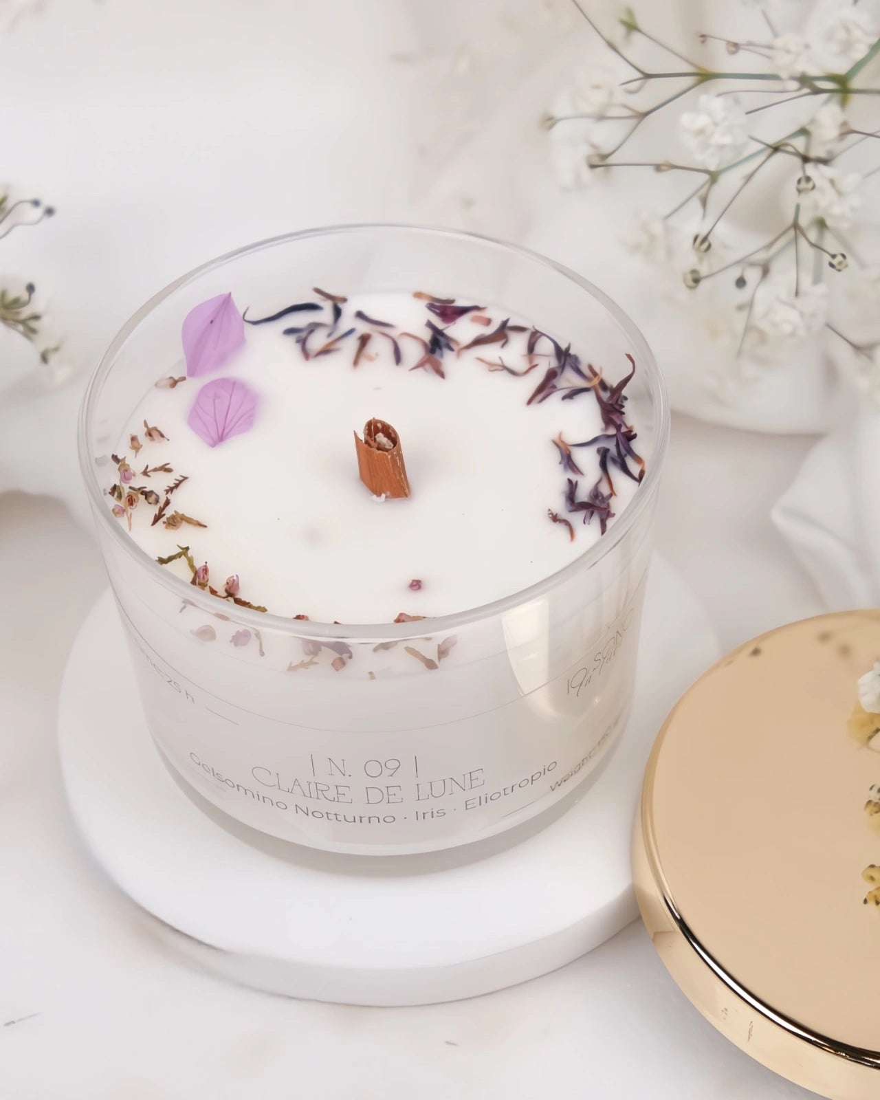 Candela Hygge - candele botaniche profumate in cera di soia con stoppino di legno crepitante come un camino - profumo floreale ricco di gelsomino ed iris