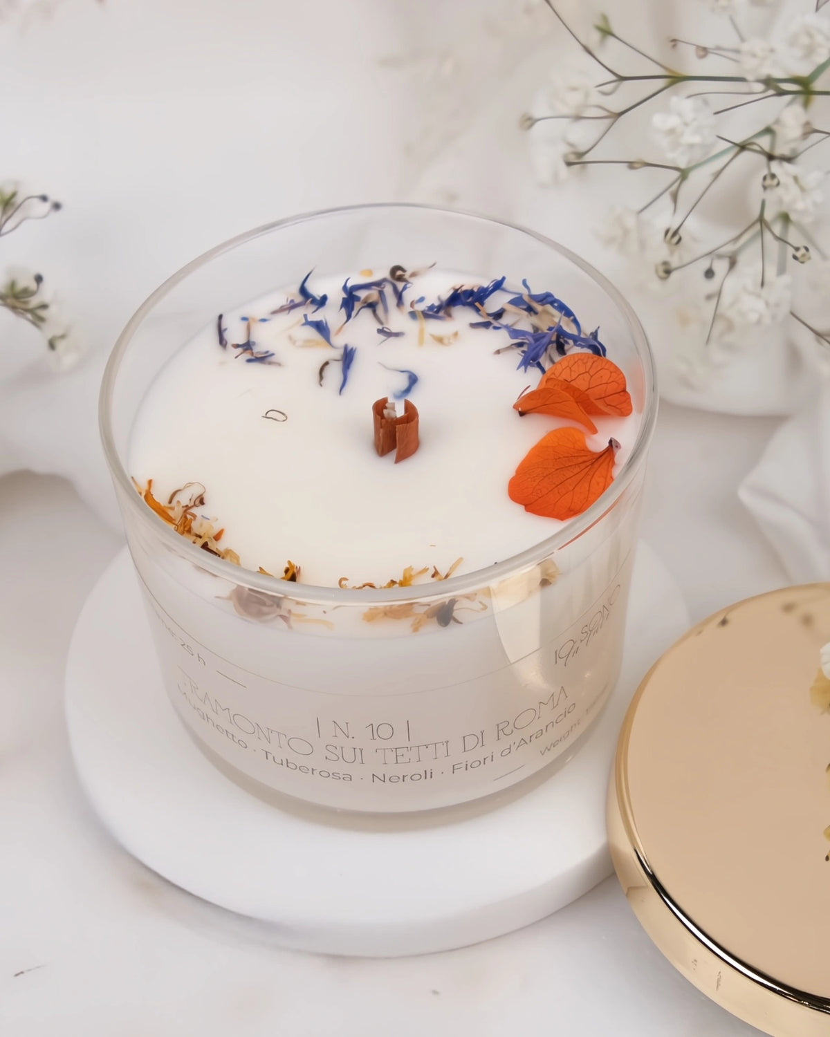 Candela Hygge - candele botaniche profumate in cera di soia con stoppino di legno crepitante come un camino - profumo di mughetto e tuberosa e tramonto sui tetti di roma