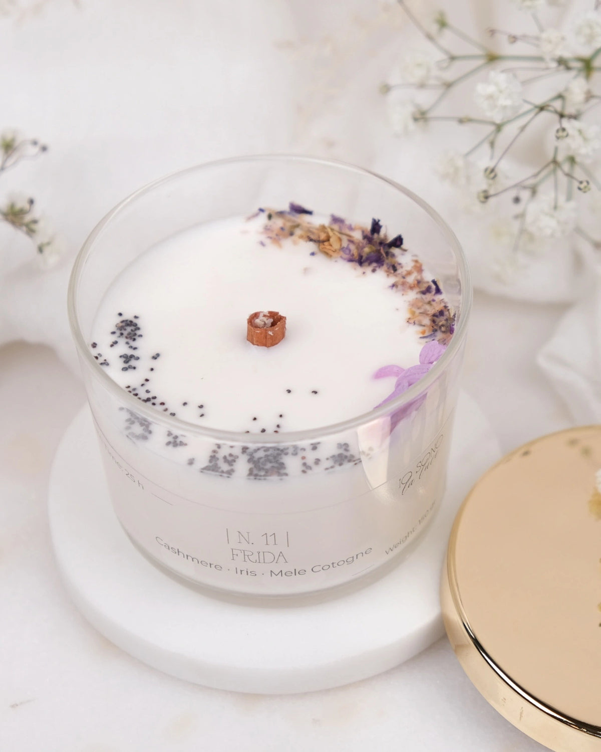 Candela Hygge - candele botaniche profumate in cera di soia con stoppino di legno crepitante come un camino - profumo di Frida 