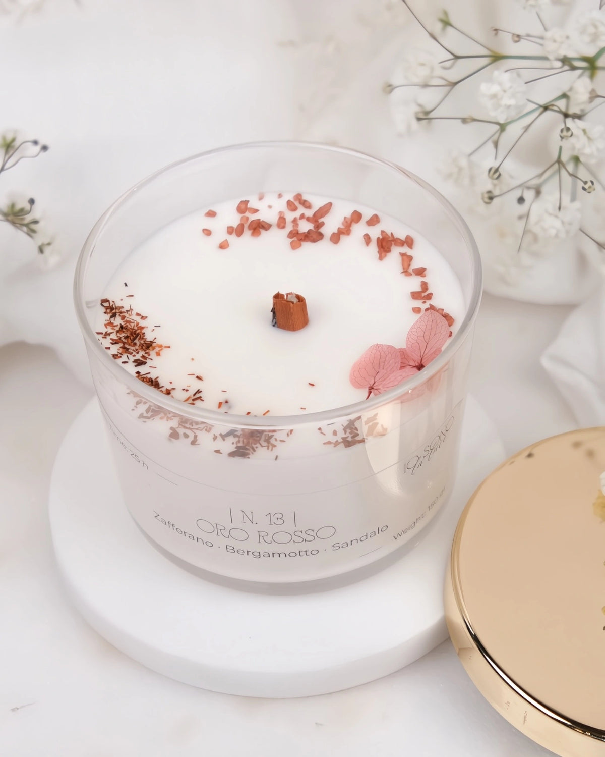 Candela Hygge - candele botaniche profumate in cera di soia con stoppino di legno crepitante come un camino - profumo di zafferano, ambra e bergamotto