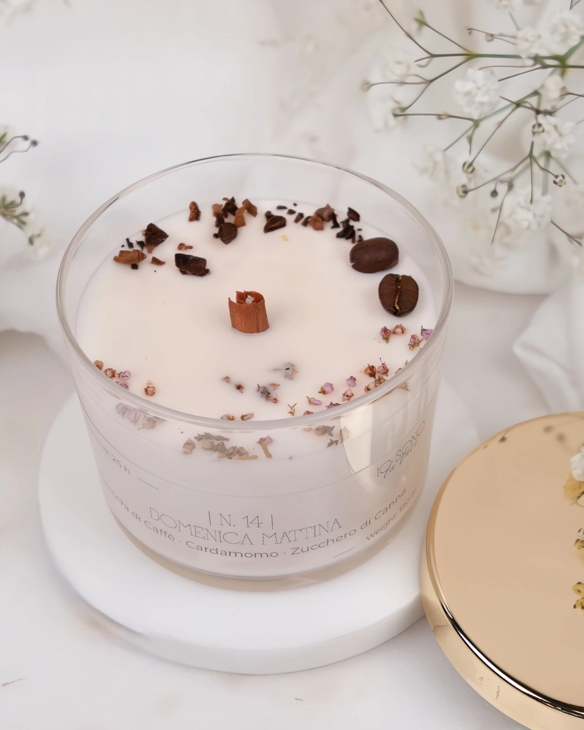 Candela Hygge - candele botaniche profumate in cera di soia con stoppino di legno crepitante come un camino - profumo di domenica mattina caffè e zucchero