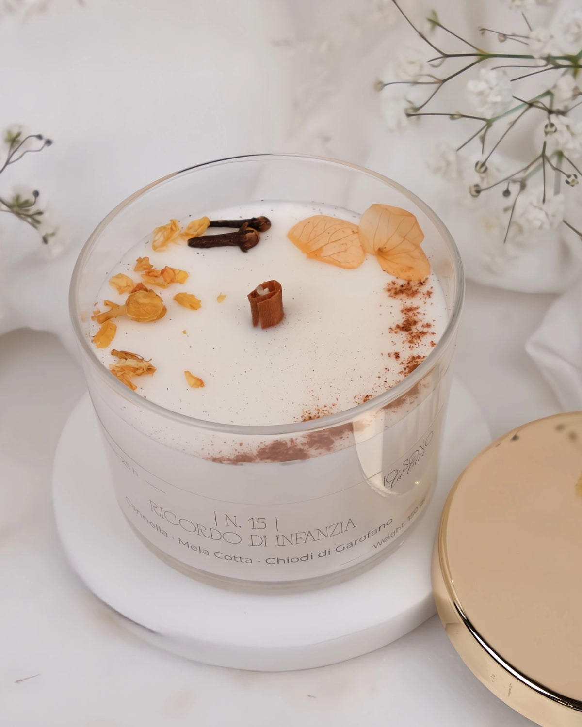 Candela Hygge - candele botaniche profumate in cera di soia con stoppino di legno crepitante come un camino - profumo di cannella, mela cotta e ricordi di infanzia