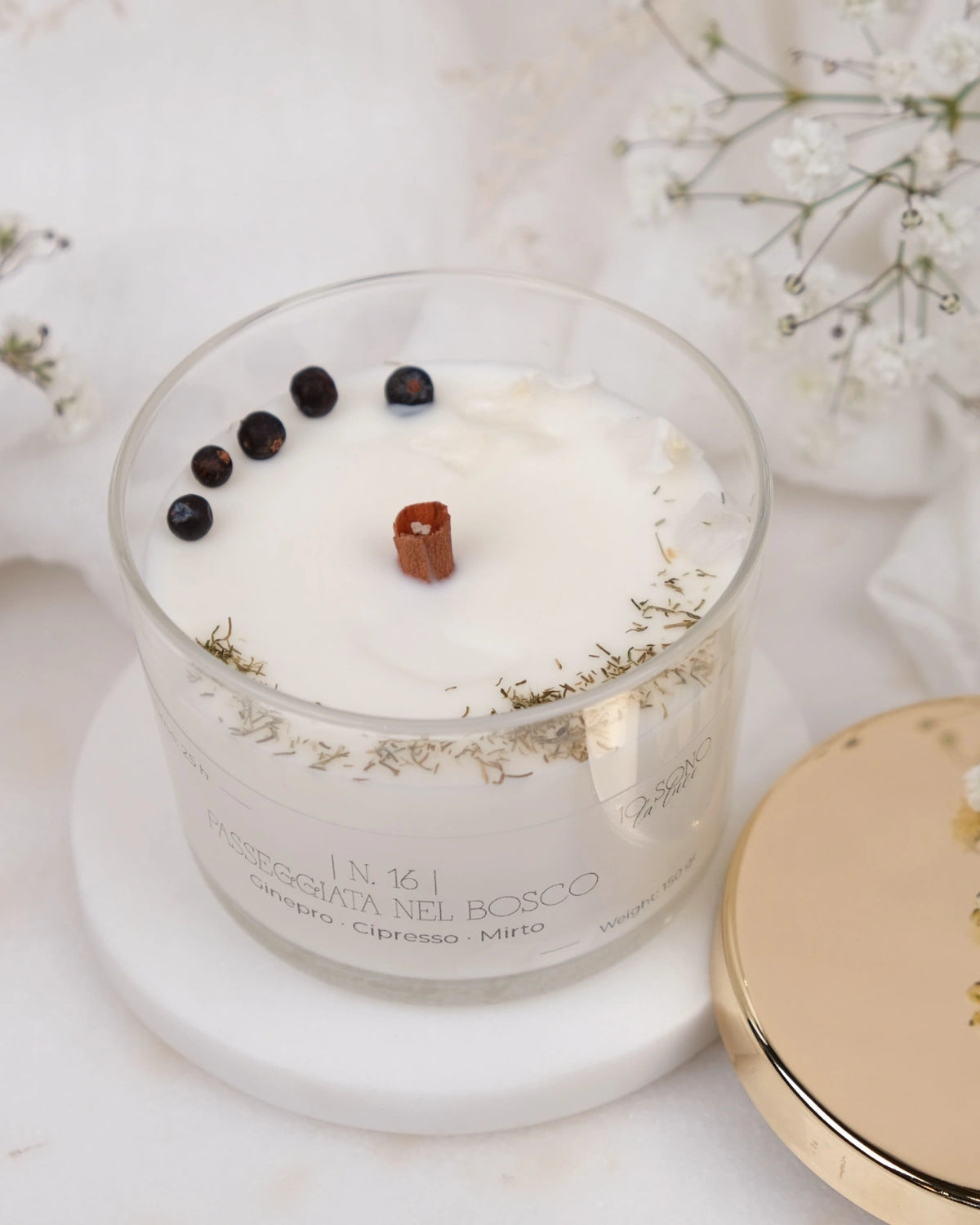 Candela Hygge - candele botaniche profumate in cera di soia con stoppino di legno crepitante come un camino - profumo di bosco e ginepro