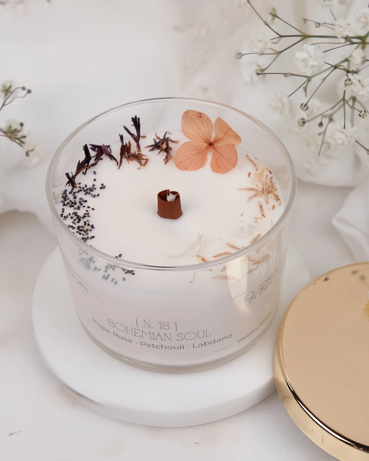 Candela Hygge - candele botaniche profumate in cera di soia con stoppino di legno crepitante come un camino - profumo di prugna, patchouli e bohemian soul