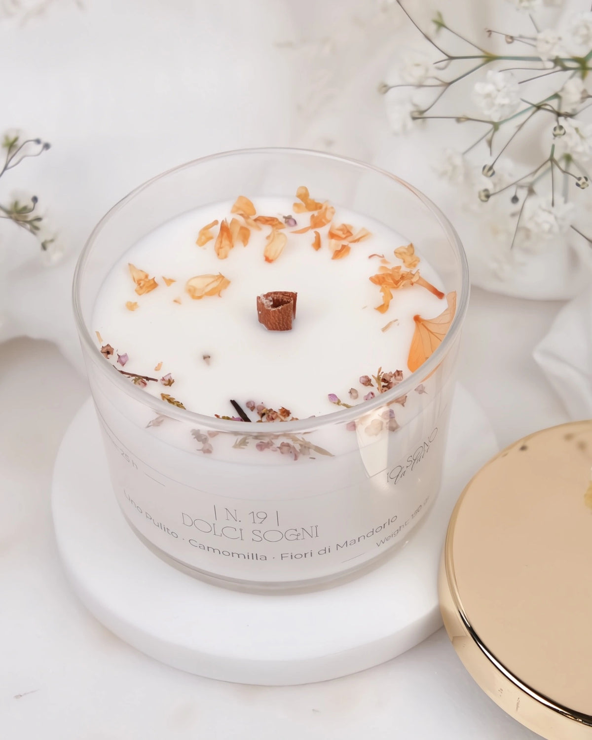 Candela Hygge - candele botaniche profumate in cera di soia con stoppino di legno crepitante come un camino - profumo di lino, camomilla e dolci sogni