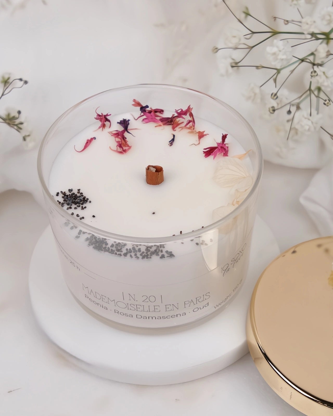 Candela Hygge - candele botaniche profumate in cera di soia con stoppino di legno crepitante come un camino - profumo di peonia, rosa e old 