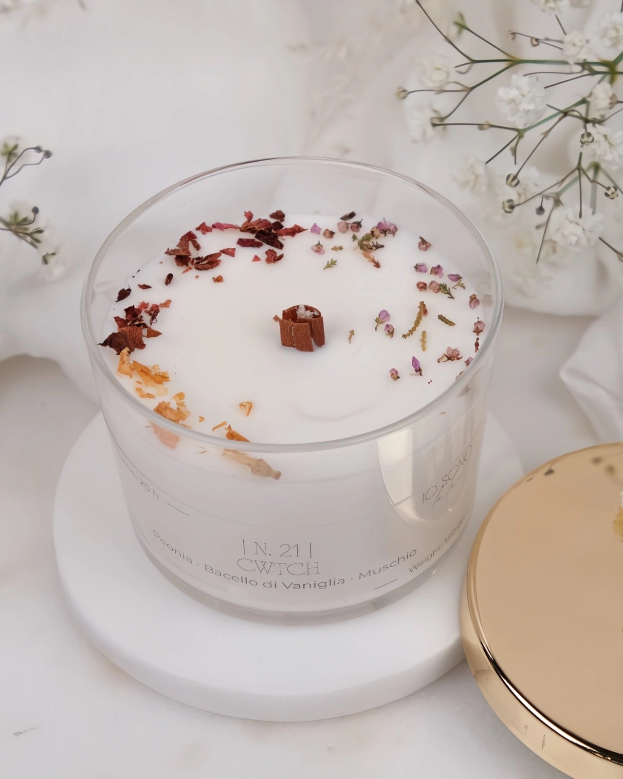 Candela Hygge - candele botaniche profumate in cera di soia con stoppino di legno crepitante come un camino - profumo di mandorla, vaniglia e abbraccio