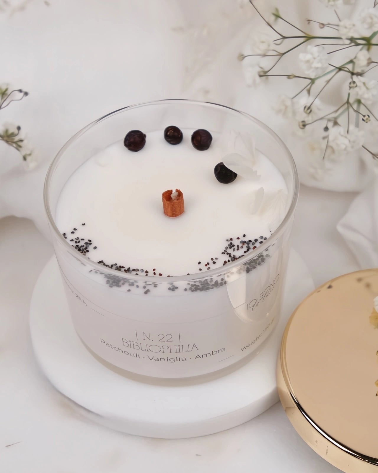 Candela Hygge - candele botaniche profumate in cera di soia con stoppino di legno crepitante come un camino - profumo di libri, biblioteca, vaniglia e patchouli