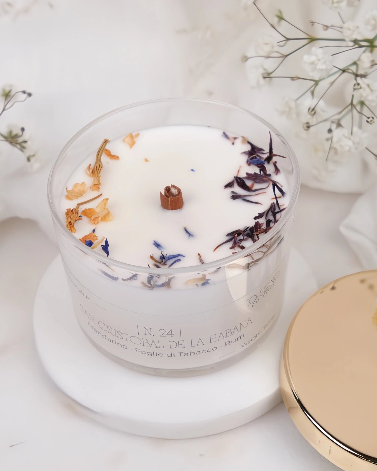 Candela Hygge - candele botaniche profumate in cera di soia con stoppino di legno crepitante come un camino - profumo tabacco e rum