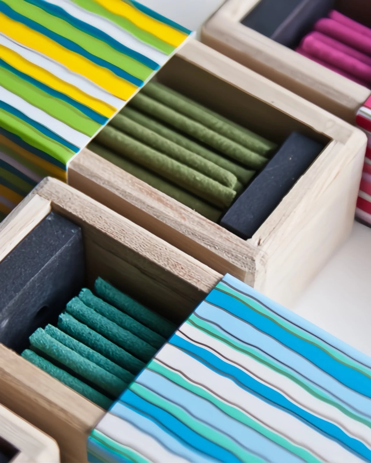 Bastoncini artigianali di incenso giapponese naturale senza bambù con supporto in ceramica - Nippon Kodo Kayuragi - Io Sono La Luce Roma